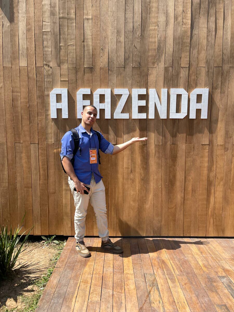 Repórter Matheus Canil na sede de A fazenda 16