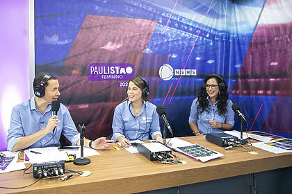 Lucas Pereira, Camila Juliotti e Milene Domingues na mesa de transmissão da Record News