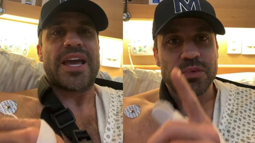 Pablo Marçal sem camisa e com o braço imobilizado posando no hospital