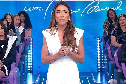 Patricia Abravanel emocionada no Programa Silvio Santos, em frente ao auditório