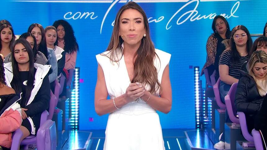 Patricia Abravanel emocionada no Programa Silvio Santos, em frente ao auditório