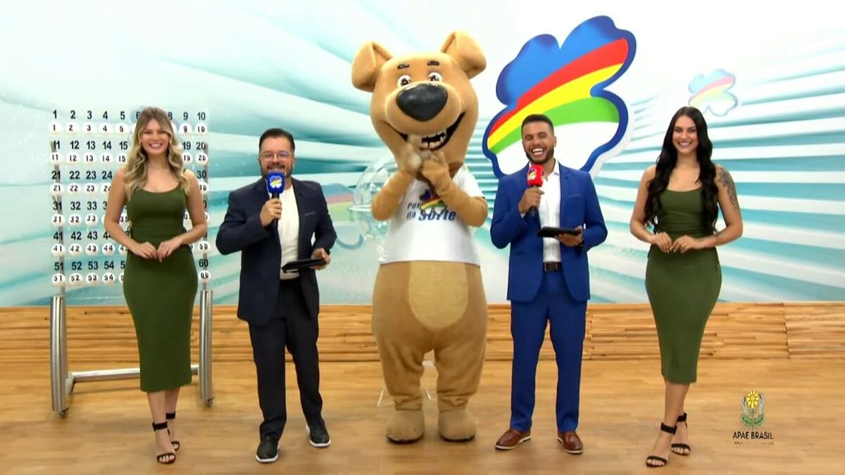 Apresentadores do Pernambuco da Sorte deste domingo, 29/09/2024 no palco do sorteio, em frente ao globo
