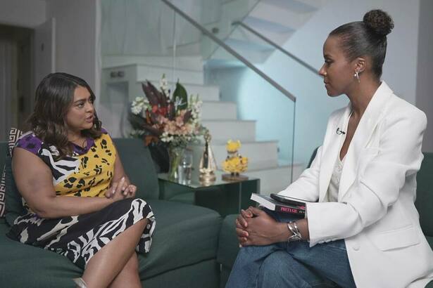 Preta Gil e Maju Coutinho, sentadas frente a frente, em trecho da entrevista ao Fantástico