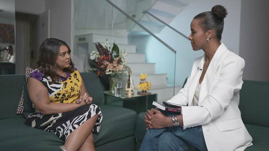 Preta Gil e Maju Coutinho, sentadas frente a frente, em trecho da entrevista ao Fantástico