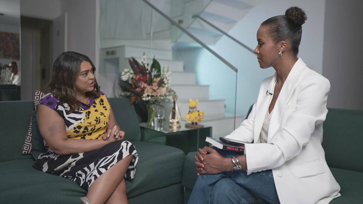 Preta Gil e Maju Coutinho, sentadas frente a frente, em trecho da entrevista ao Fantástico