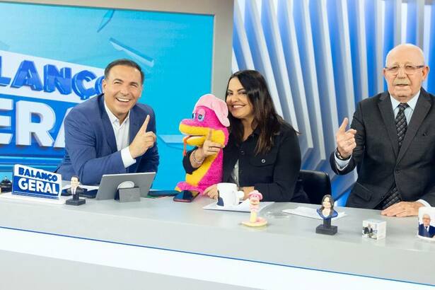 Reinaldo Gottino, Fabiola Reipert e Renato Lombardi, na bancada do A Hora da Venenosa, no Balanço Geral, apontando o número 1 com o dedo