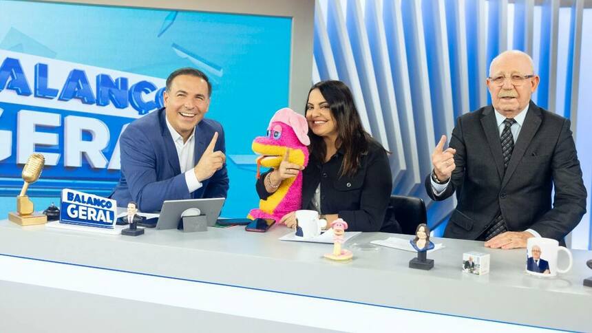 Reinaldo Gottino, Fabiola Reipert e Renato Lombardi, na bancada do A Hora da Venenosa, no Balanço Geral, apontando o número 1 com o dedo