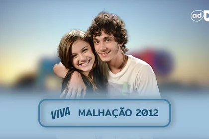 Protagonistas da novela Malhação 2012 na arte do resumo da novela no canal VIVA