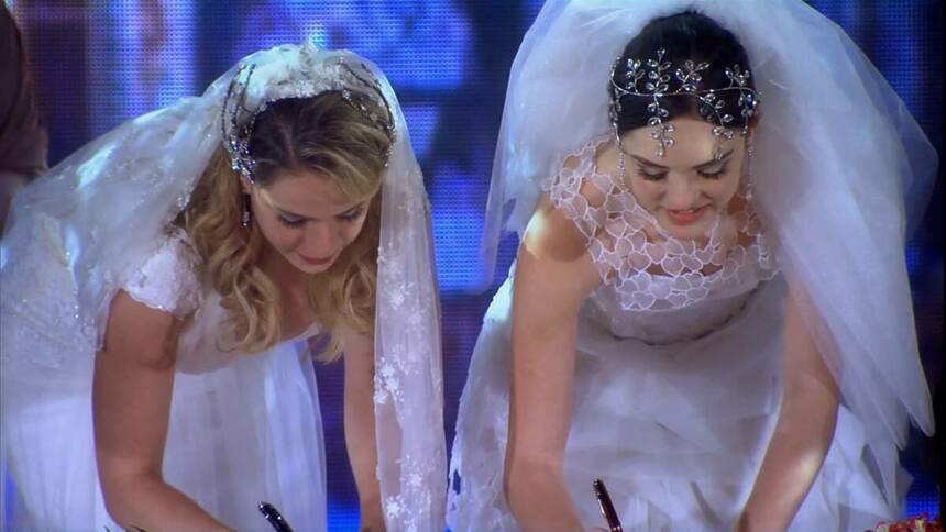 Rosário (Leandra Leal) e Cida (Isabelle Drummond) em trecho do casamento, cena da novela Cheias de Charme