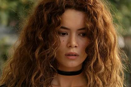 Sirin (Seray Kaya) em trecho de capítulo da novela Força de Mulher