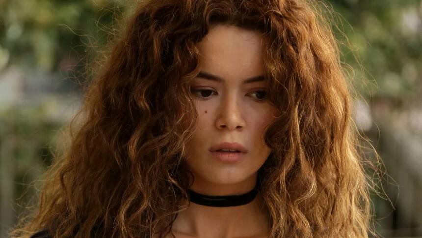 Sirin (Seray Kaya) em trecho de capítulo da novela Força de Mulher