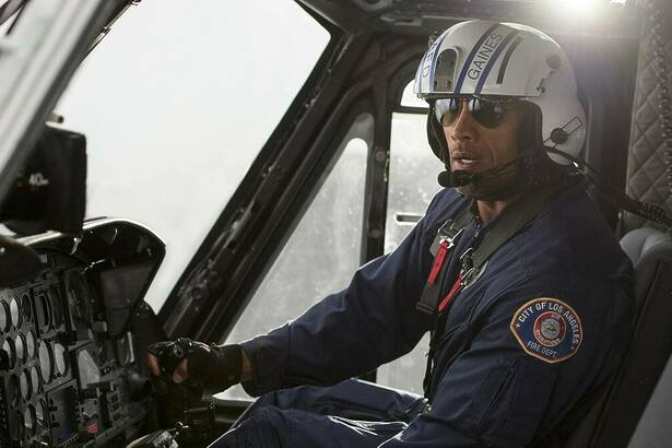 Dwayne Johnson em um helicóptero em cena do filme Terremoto: A Falha de San Andreas