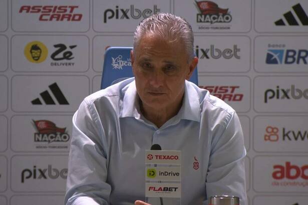 Tite durante coletiva de imprensa com semblante triste