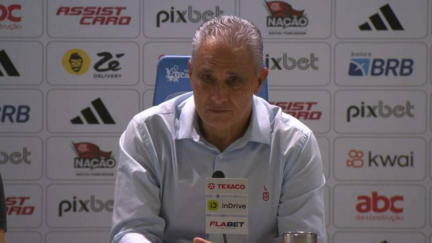 Tite durante coletiva de imprensa com semblante triste