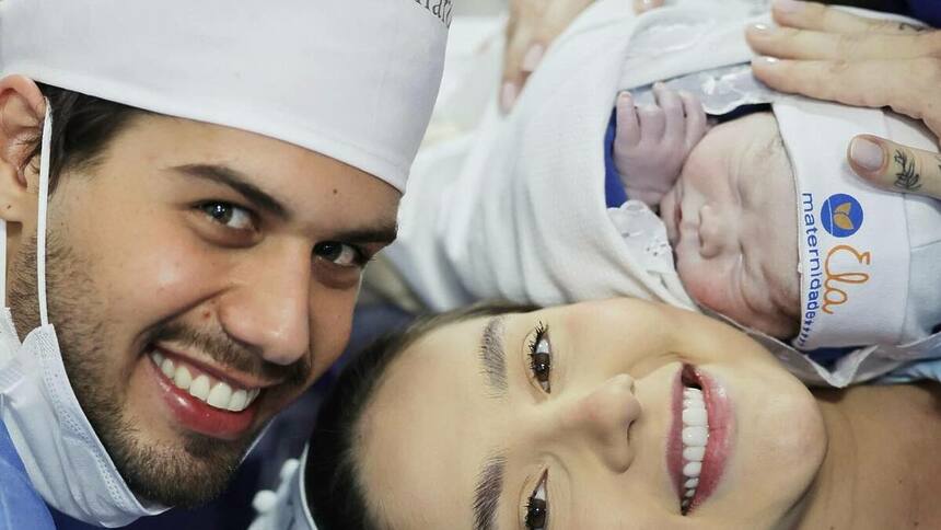 Virginia, Zé Felipe e José Leonardo na maternidade, logo após o nascimento