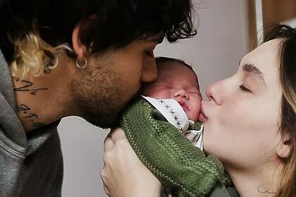 Virginia e Zé Felipe beijando o filho José Leonardo na maternidade