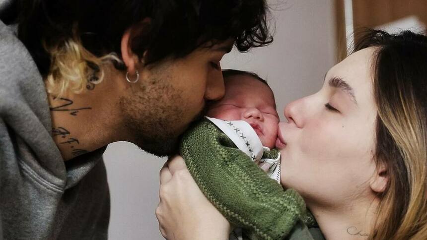 Virginia e Zé Felipe beijando o filho José Leonardo na maternidade