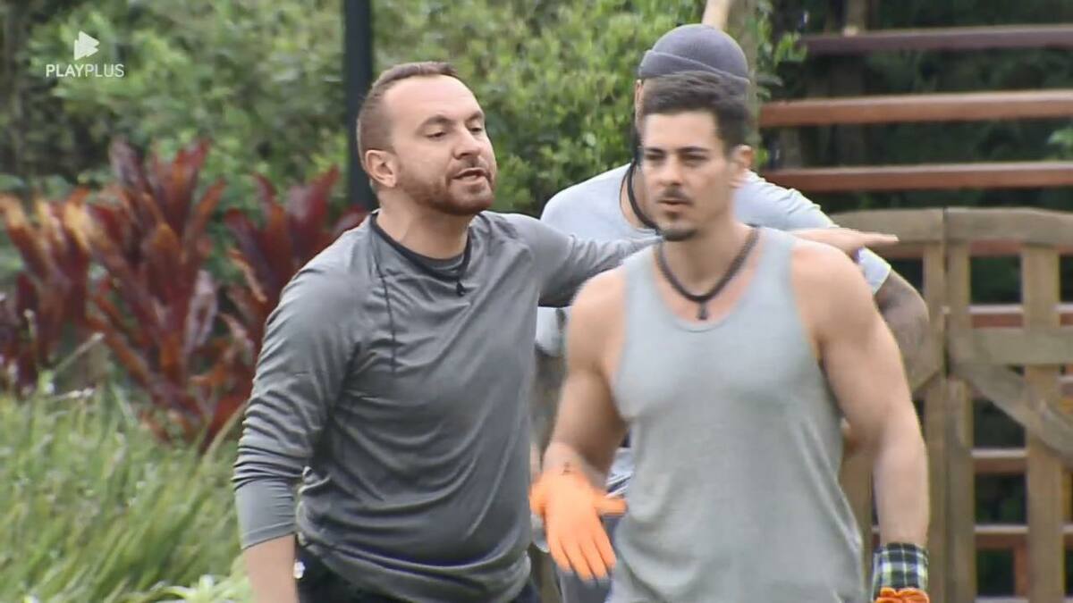 Zé Love e Sacha Bali em discussão na área dos animais em A Fazenda