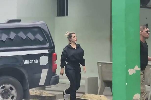 Deolane Bezerra, de roupa preta, chega ao IML do Recife