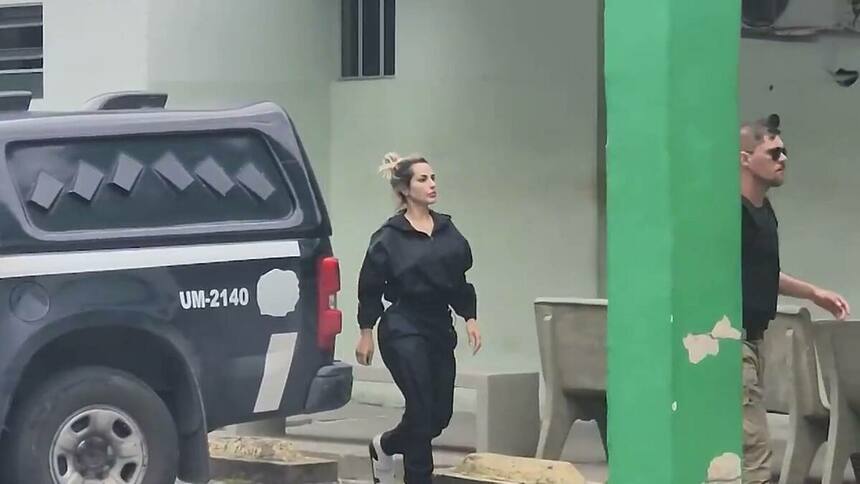 Deolane Bezerra, de roupa preta, chega ao IML do Recife