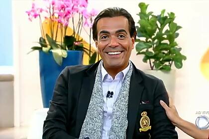 Fabio Arruda sentado no sofá do programa Hoje em Dia, após eliminação no reality show A Fazenda