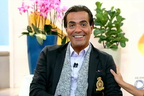 Fabio Arruda sentado no sofá do programa Hoje em Dia, após eliminação no reality show A Fazenda