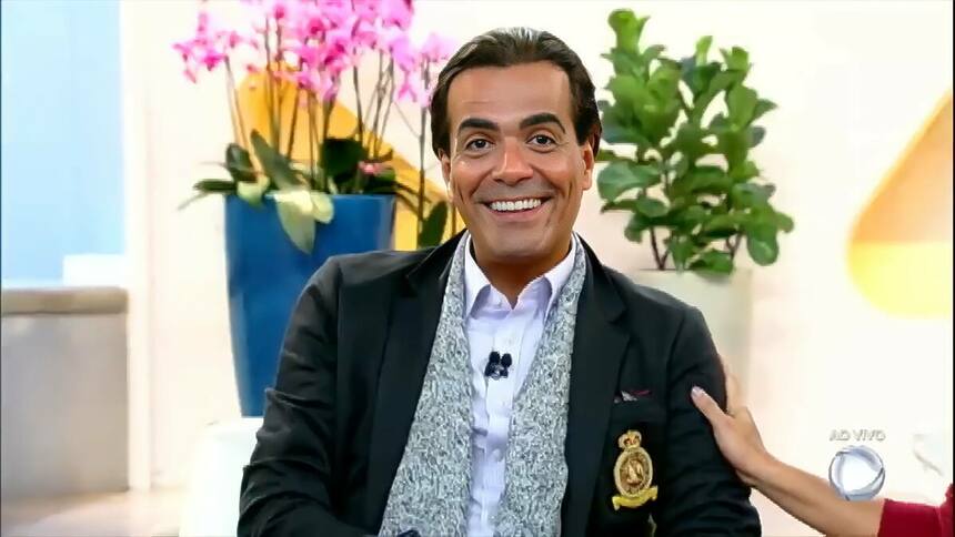 Fabio Arruda sentado no sofá do programa Hoje em Dia, após eliminação no reality show A Fazenda