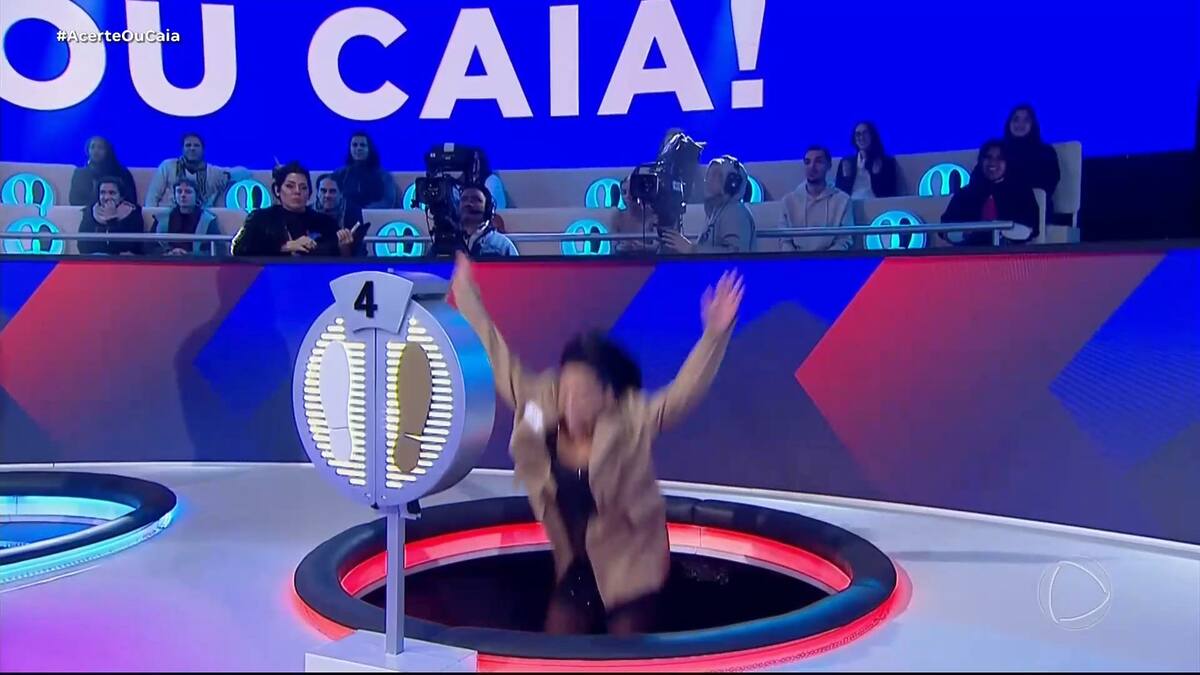 Lily cai no buraco e levanta os braços