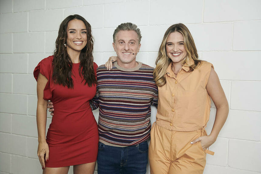 Rafa Kalimann, Luciano Huck e Juliana Paiva nos bastidores do Domingão