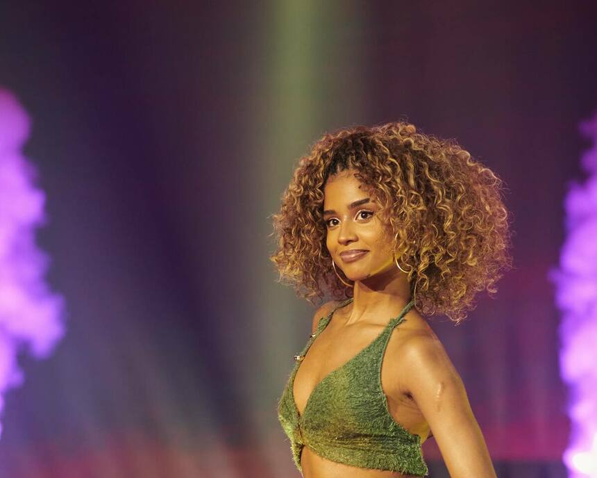 Tayla sorrir no palco do Domingão