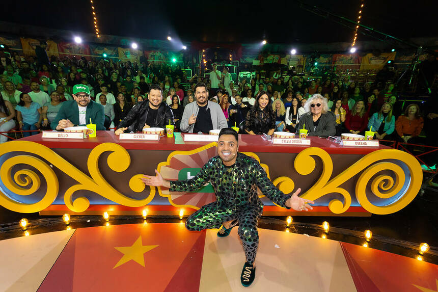 Tirulipa na frente da bancada com os convidados do Circo do Tiru deste sábado (19/10)