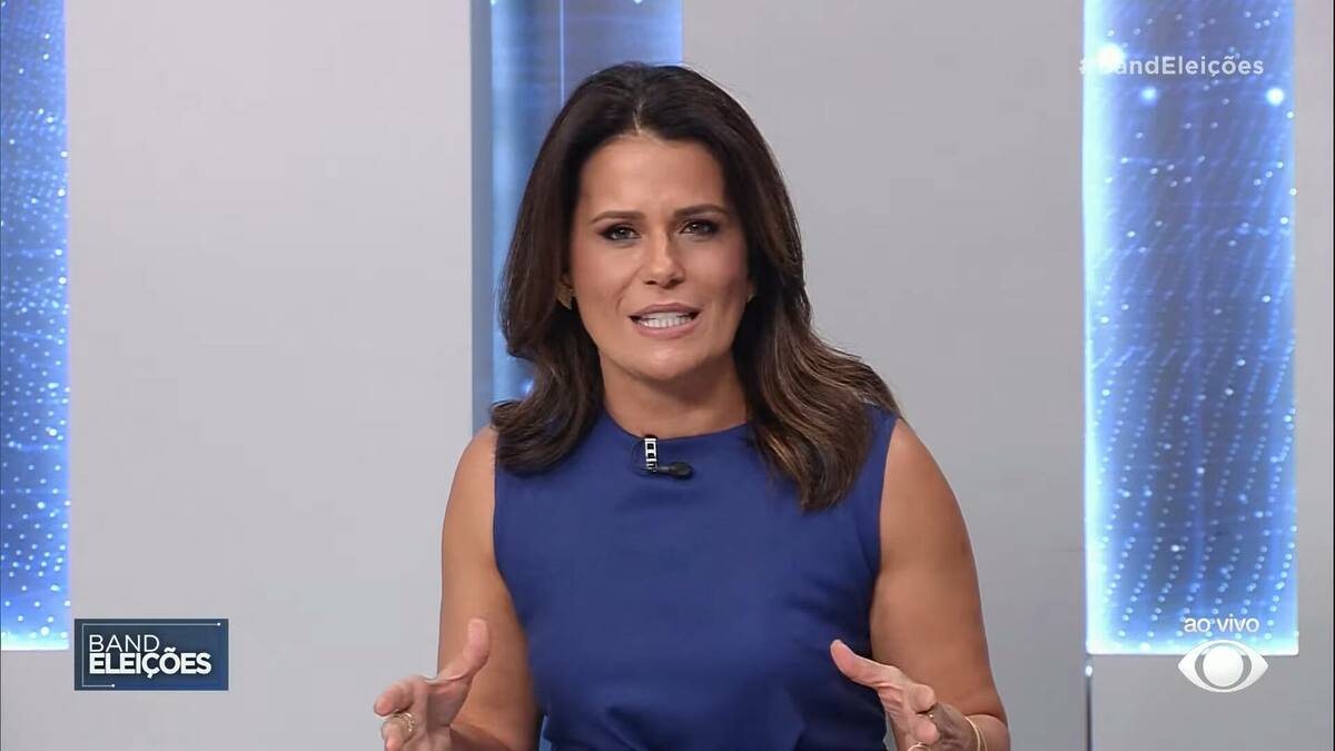Adriana Araújo apresentando o Band Eleições 2024