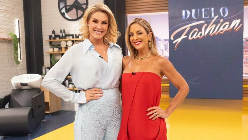 Ana Hickmann e Ticiane Pinheiro em foto posada no cenário do Duelo Fashion