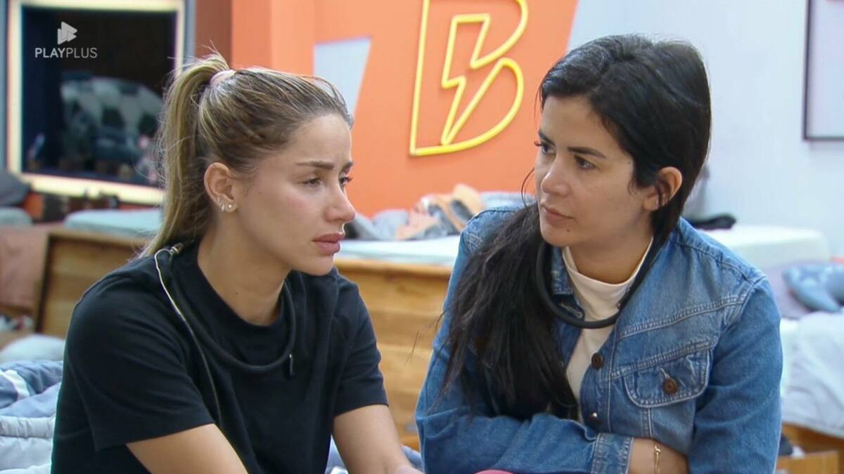 Babi e Vanessa em conversa no quarto de A Fazenda 16