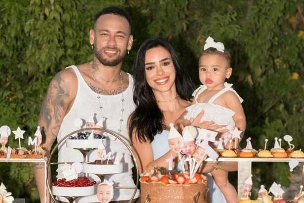 Bruna Biancardi, Neymar e Mavie em foto posada na festa de 1 ano da pequena