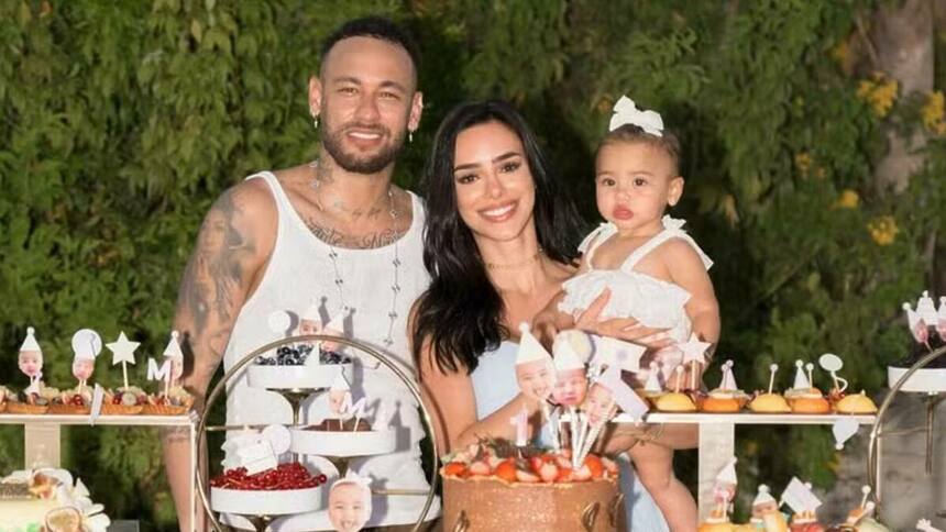 Bruna Biancardi, Neymar e Mavie em foto posada na festa de 1 ano da pequena