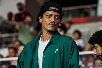 Bruno Mars de jaqueta verde e boné pra trás no Maracanã