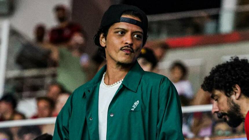 Bruno Mars de jaqueta verde e boné pra trás no Maracanã