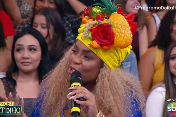 Cariúcha com frutas na cabeça, vesida de Carmen Miranda, no Progrado do Ratinho