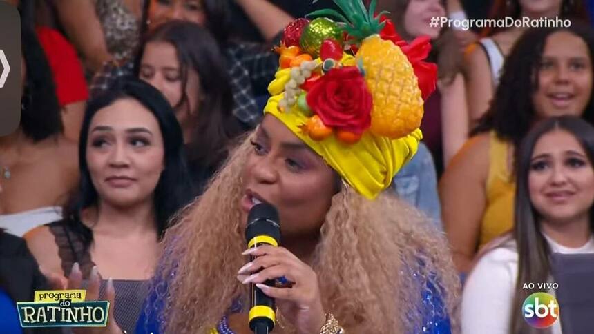 Cariúcha com frutas na cabeça, vesida de Carmen Miranda, no Progrado do Ratinho