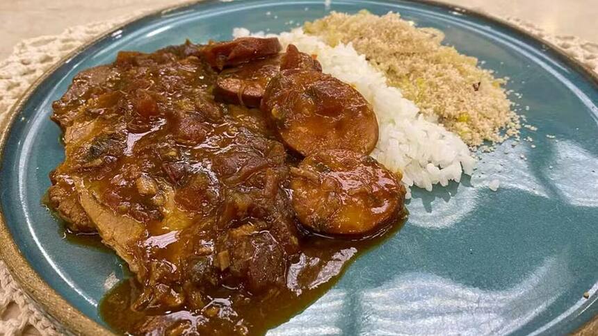 Carne assada marinada na cerveja, em trecho da Receita no É de Casa