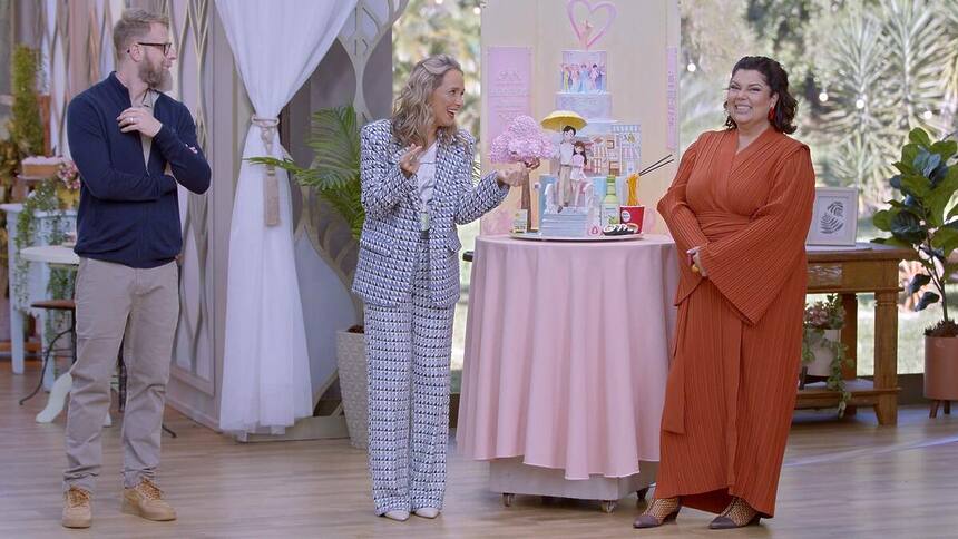 Carole Crema, André Mifano e Fabiana Karla em trecho do Bake Off Brasil