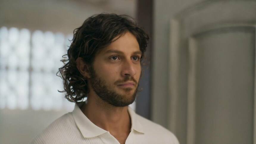 Chay Suede, como Mavi, em trecho de capitulo da novela Mania de Você