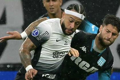 Jogadores em campo no jogo de Corinthians x Racing