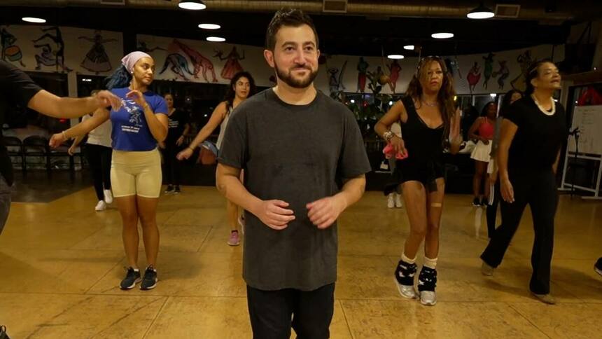 Vincent Martella em uma aula de dança na reportagem para o Domingo Record