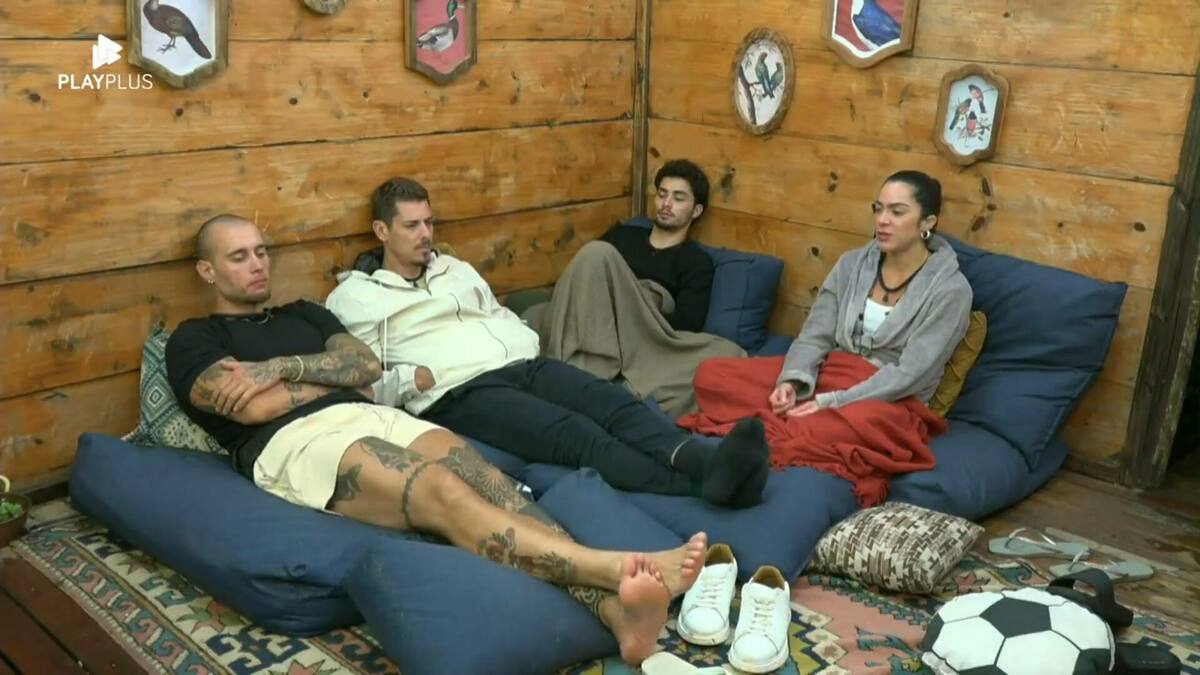 Gizelly com Sacha, Yuri e Gui na casinha da árvore de A Fazenda