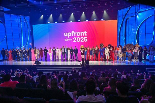 Palco do Upfront-Globo-2025 tomado pelos artistas da TV Globo apresentando a programação de 2025