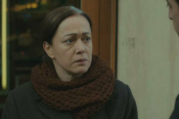 Hatice (Bennu Yıldırımlar) em trecho da novela Força de Mulher