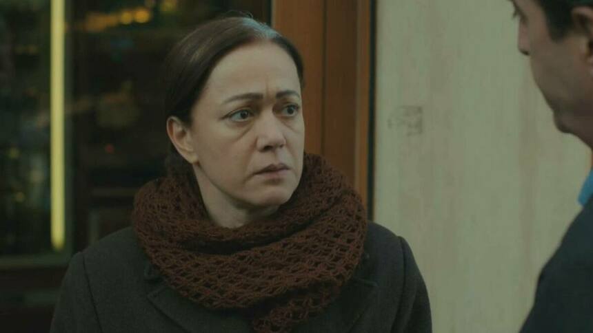 Hatice (Bennu Yıldırımlar) em trecho da novela Força de Mulher