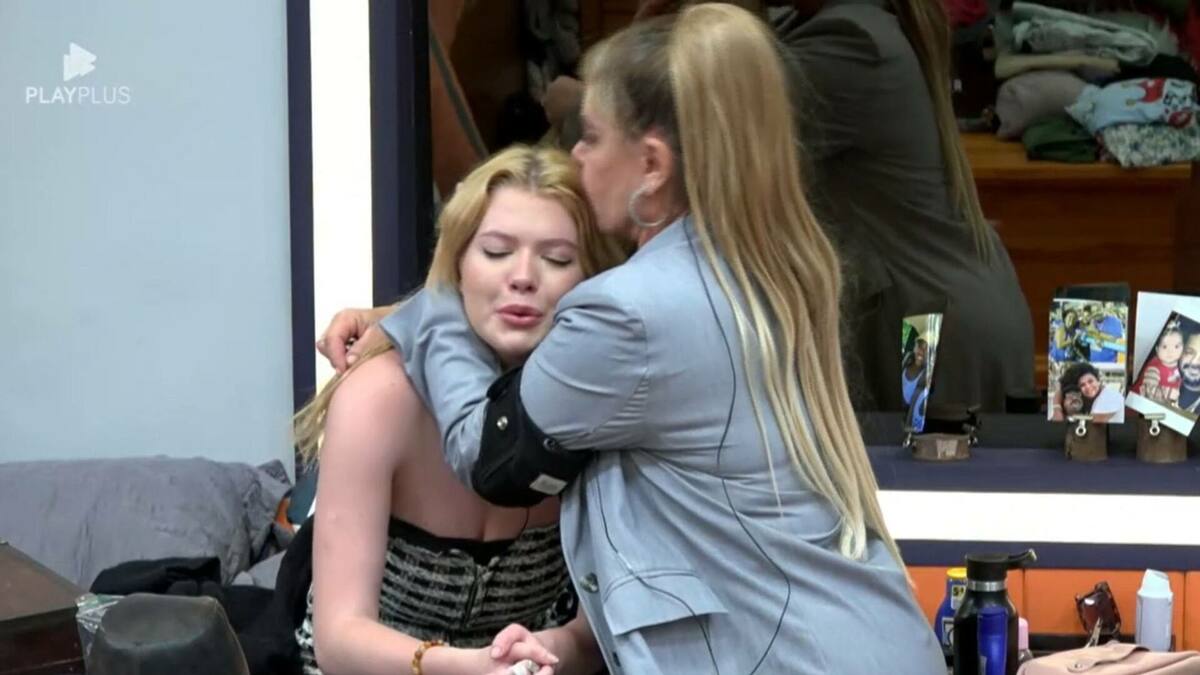 Julia sofrendo uma crise de ansiedade e sendo abraçada por Flor no quarto de A Fazenda